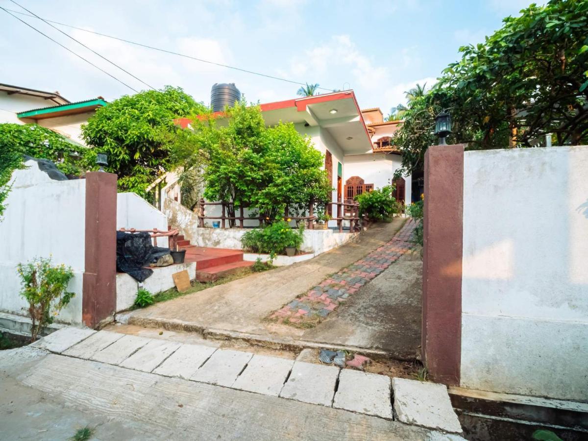 Surfing Guest House Matara Bagian luar foto
